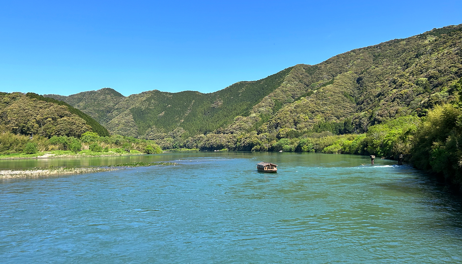 四萬十川因未興建水庫設施，被稱為日本最後一道清流～全長達196公里，是四國最長的河川，
今日河水色澤偏祖母綠，四季顏色都會有些許不同，有時偏寶石藍。